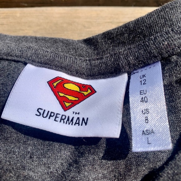 💛 Women’s Superman Logo T-Shirt – Size US 8 / UK 12 / EU 40 - Picture 4 of 4